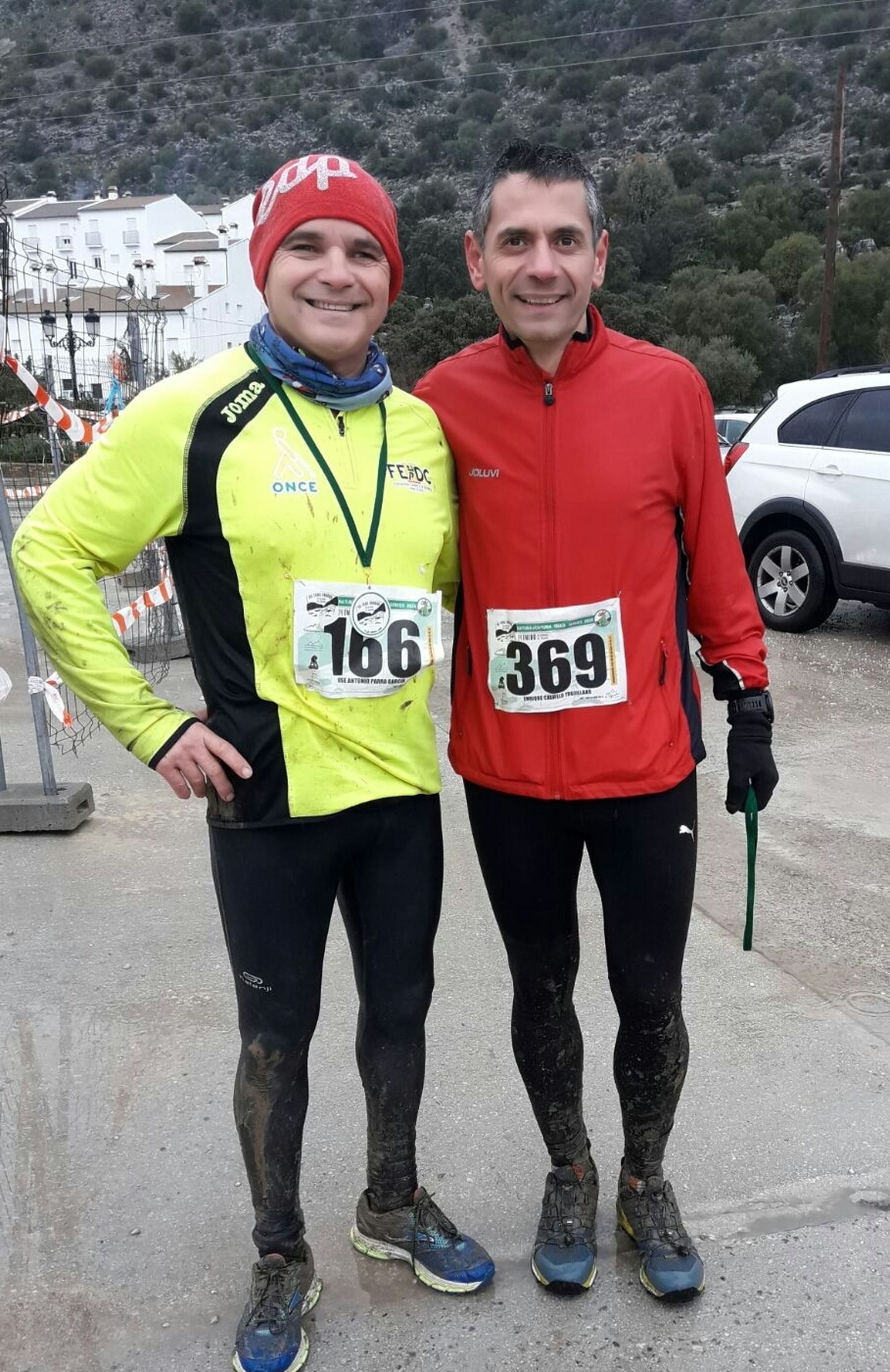 José Antonio Parra (i) y su guía posan en Villaluenga tras finalizar la prueba.