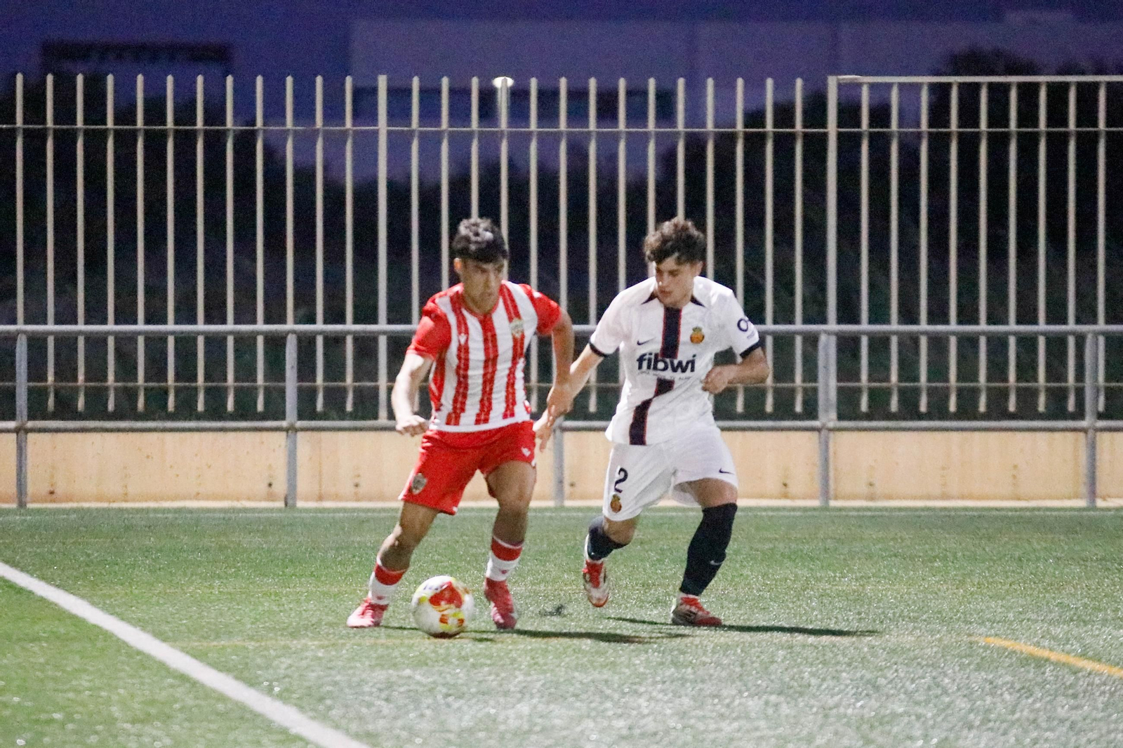 Un jugador rojiblanco se marcha de un rival durante un encuentro de pretemporada disputado frente al Mallorca en La Cañada.