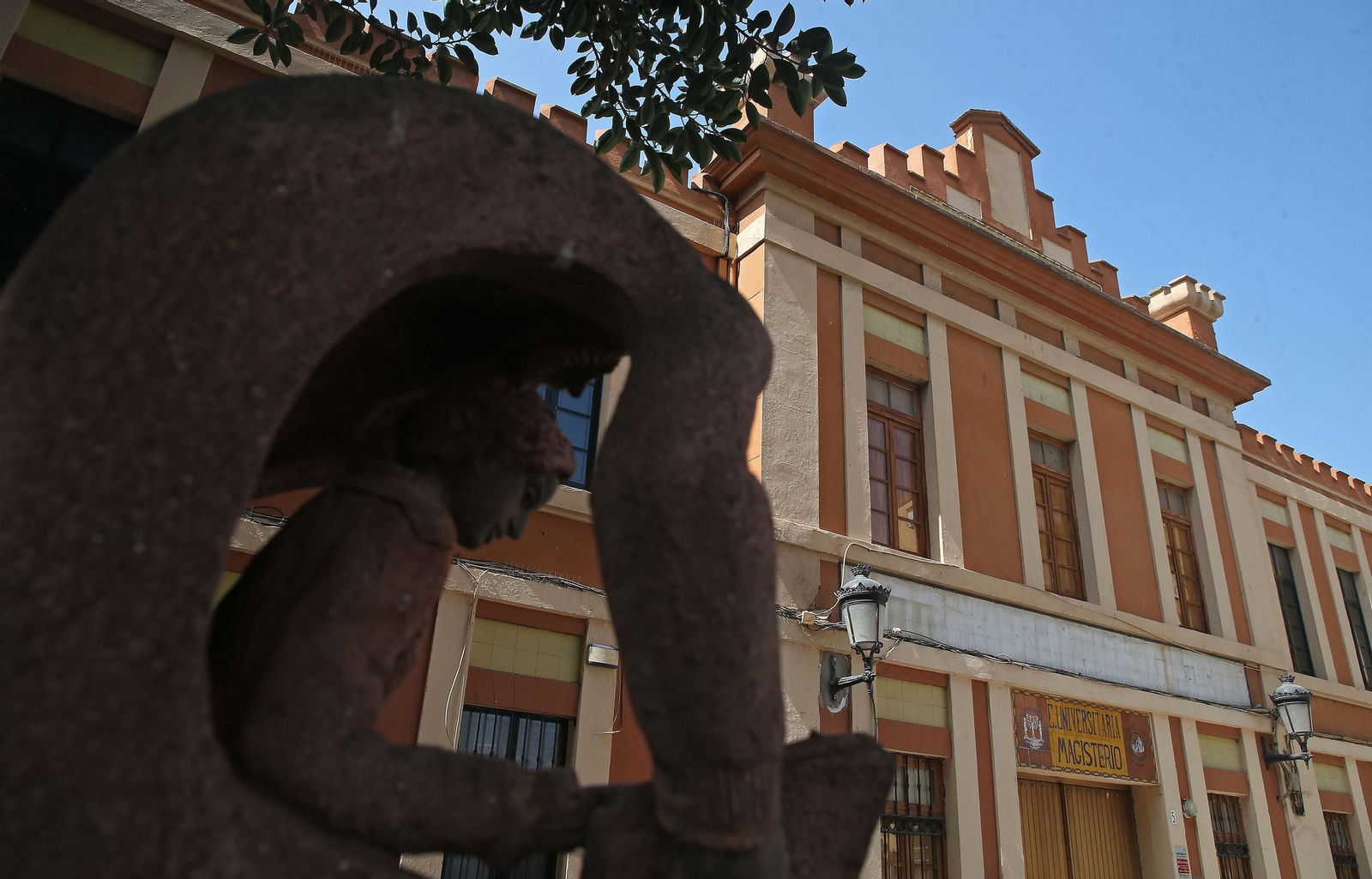 El complejo Ballesteros de La Línea, sede de la Escuela de Magisterio. El complejo Ballesteros de La Línea, sede de la Escuela de Magisterio.