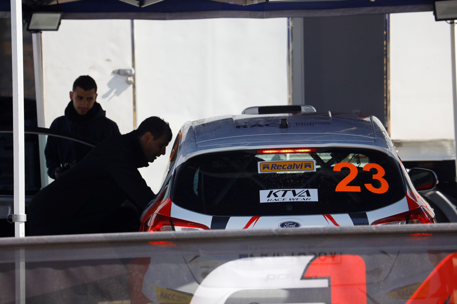 Rallye Sierra Morena 2023: Los pilotos ya preparan sus vehículos en El Arenal