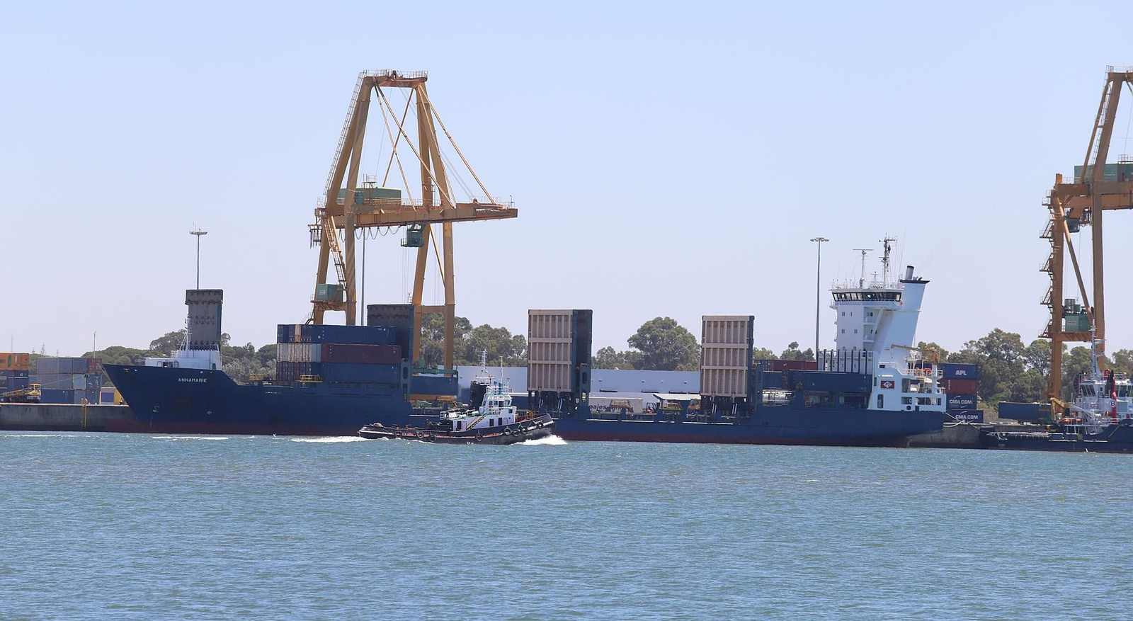 Un buque portacontenedores en el Muelle Sur del Puerto de Huelva.