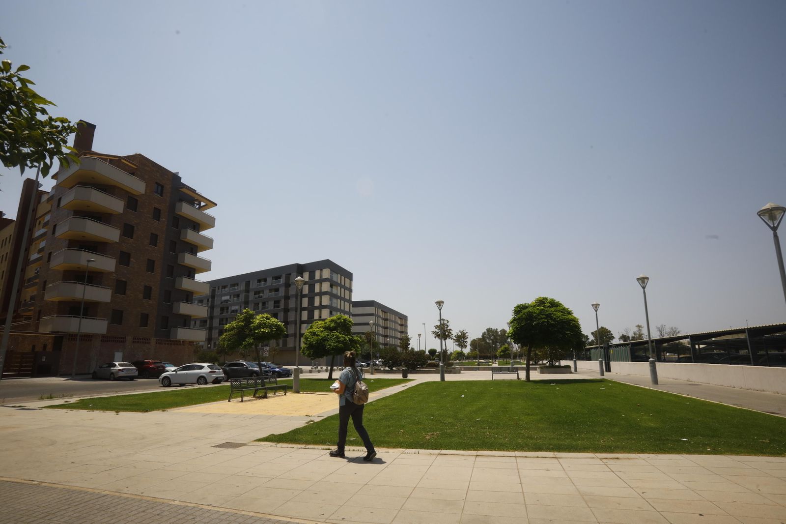 Una mujer camina por una de las zonas en expansión de Córdoba.