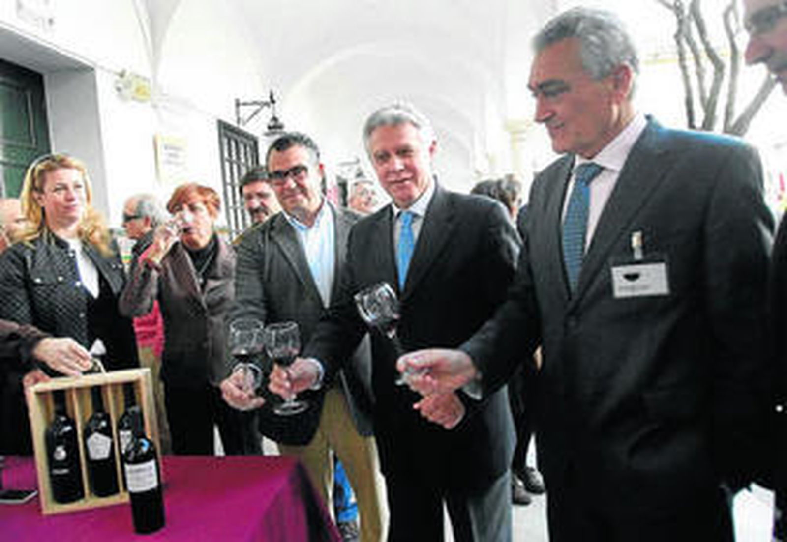 Inauguración de la Muestra de Vinos Tinto de la provincia, celebrada ayer en el IES Santo Domingo.