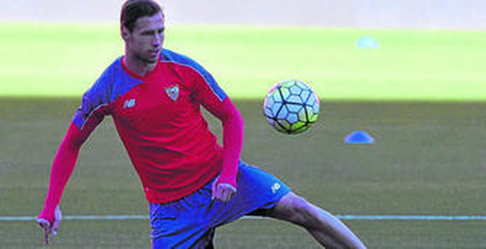 El centrocampista polaco Grzegorz Krychowiak toca el balón en un entrenamiento reciente del Sevilla.