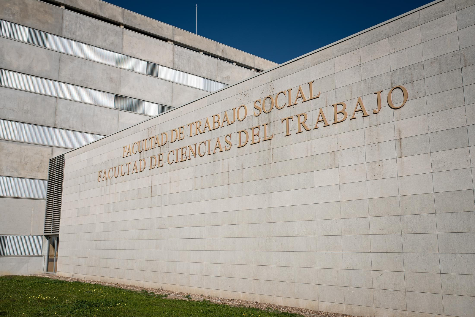 Imágenes de las reacciones en la Facultad de Trabajo Social, lugar de estudio de las tres personas fallecidas en el incendio