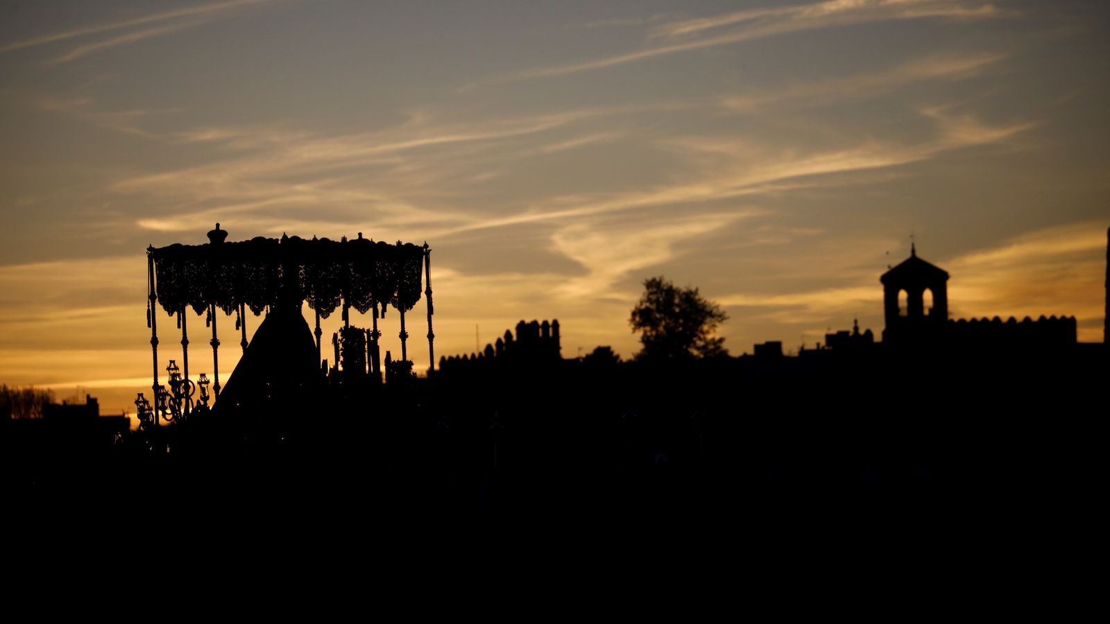 María Santísima de la Encarnación camina hacia la Carrera Oficial.