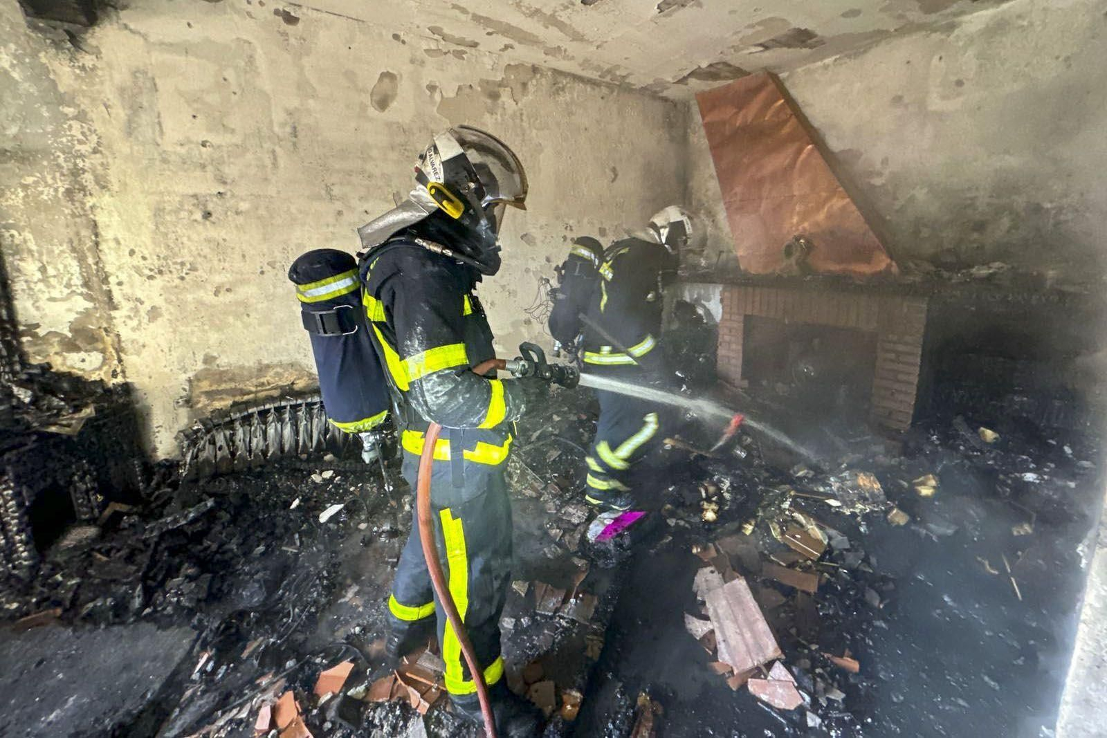 Varios bomberos sofocan un aparatoso incendio en el interior de una vivienda. Varios bomberos sofocan un aparatoso incendio en el interior de una vivienda.
