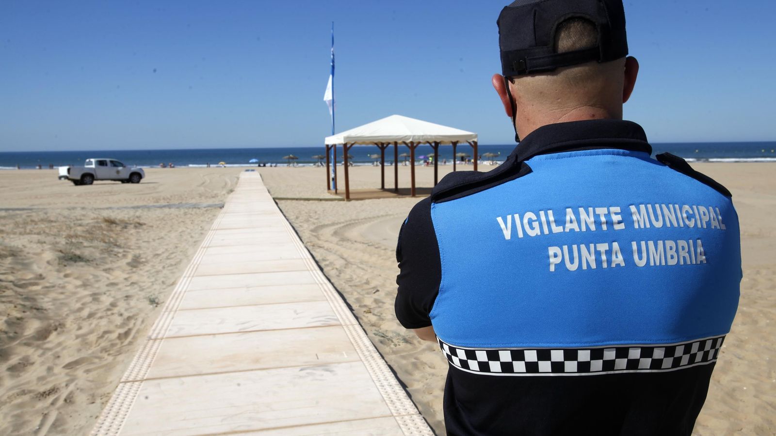 Uno de los vigilantes municipales de las playas de Punta Umbría