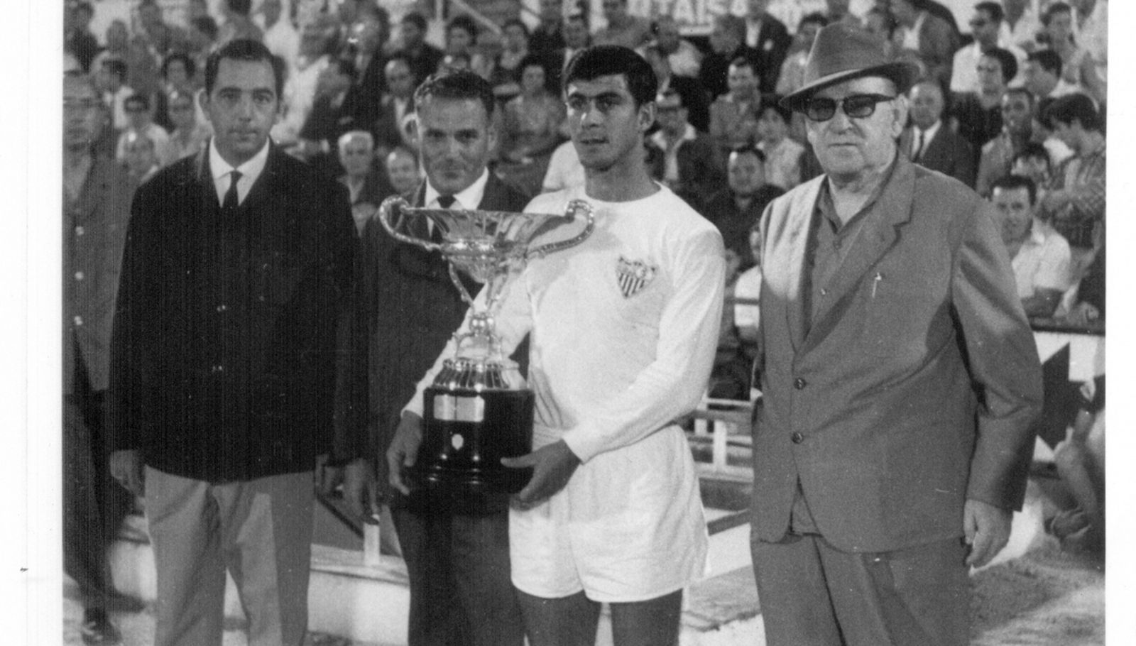El defensa Costas posa con un trofeo en su etapa de sevillista.