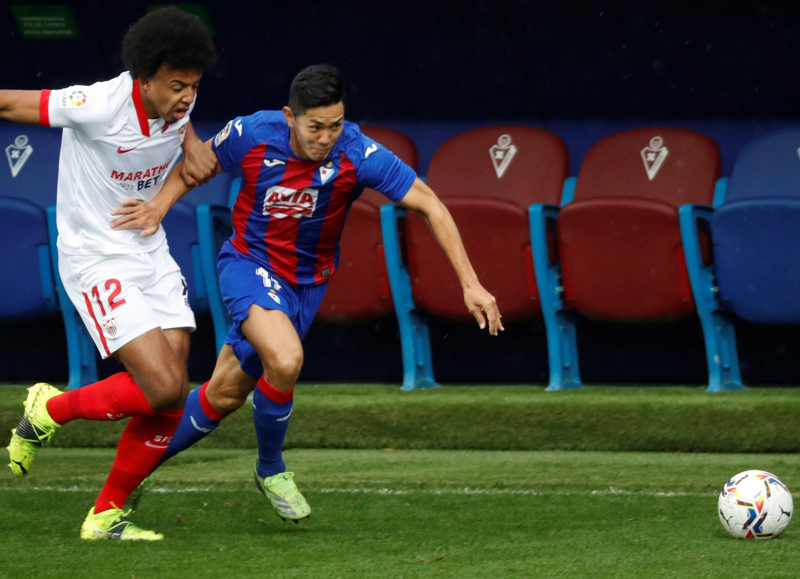 Koundé persigue a Muto durante el Eibar-Sevilla.