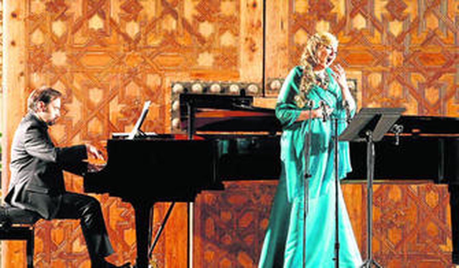 Mariola Cantarero y el pianista Rubén Fernández-Aguirre, en perfecta armonía durante su concierto en los Arrayanes.