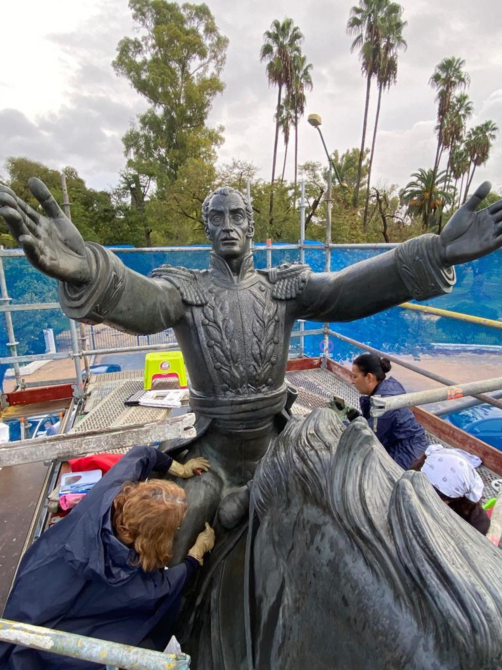 Trabajos en la escultura de Simón Bolívar.