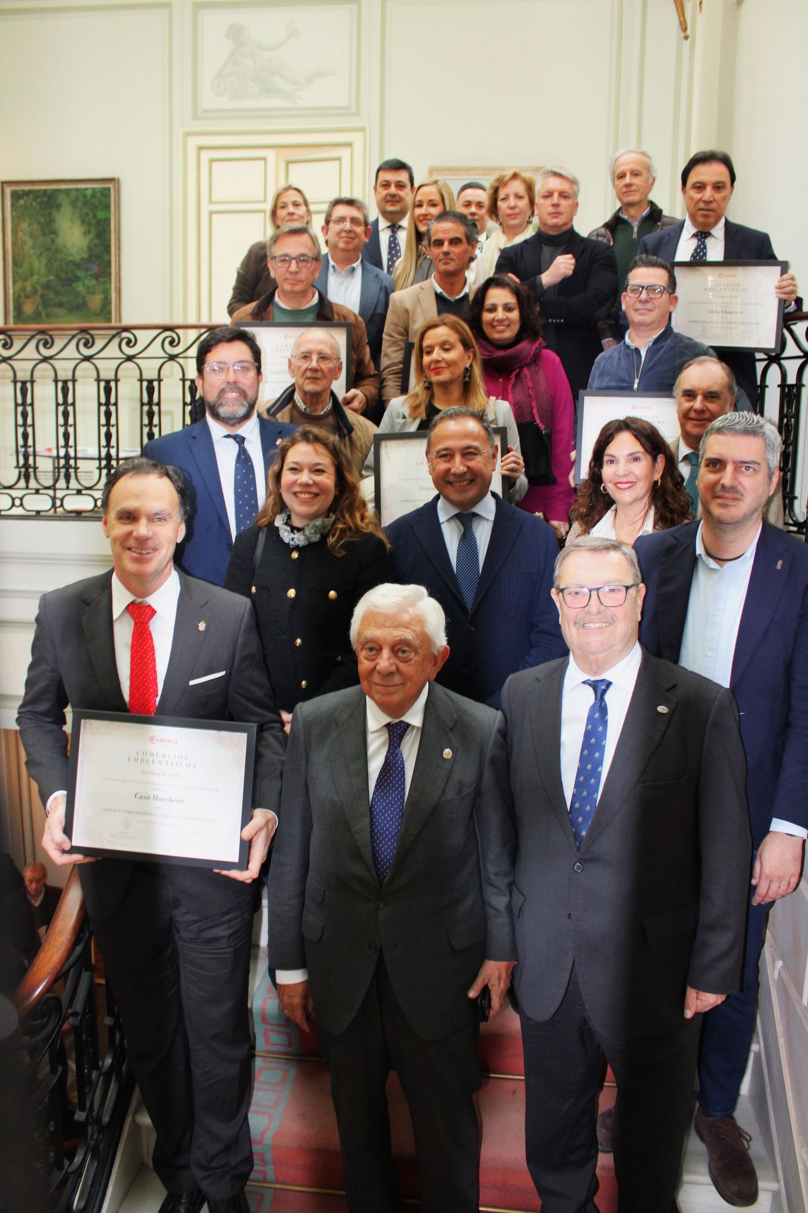 Foto de familia de los establecimientos reconocidos como emblemáticos