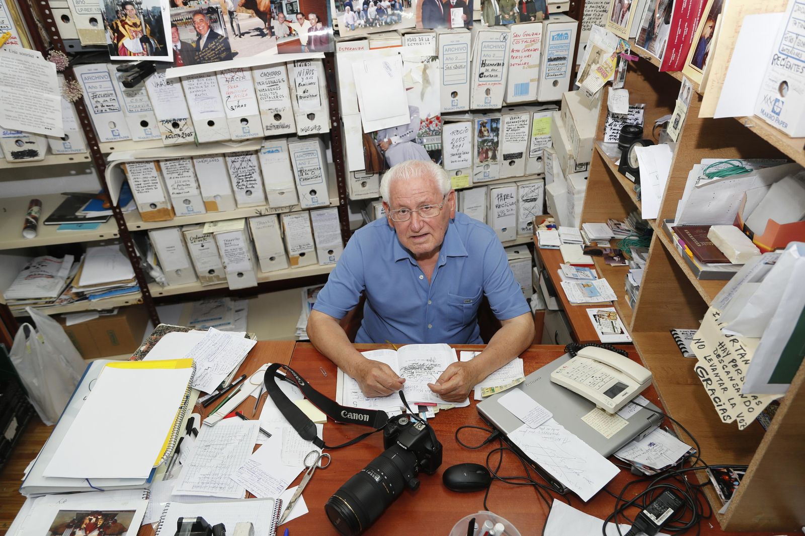 Gasán, rodeado de su archivo en el estudio del callejón de Santa Cecilia.