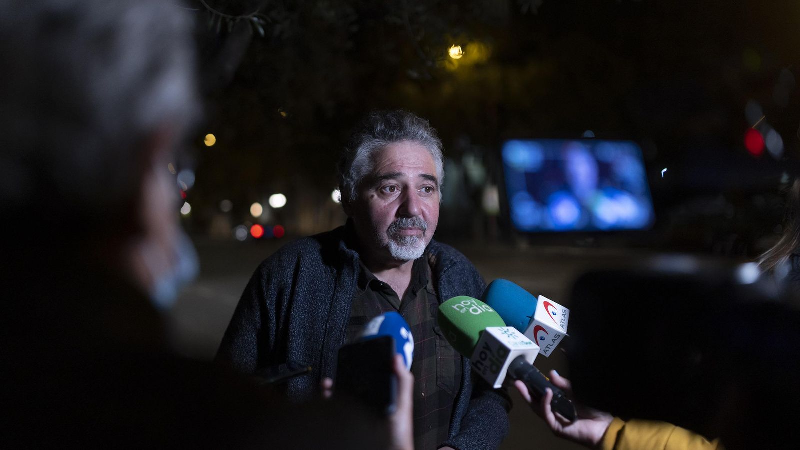 El padre Dmytro Savchuk atiende a los periodistas.