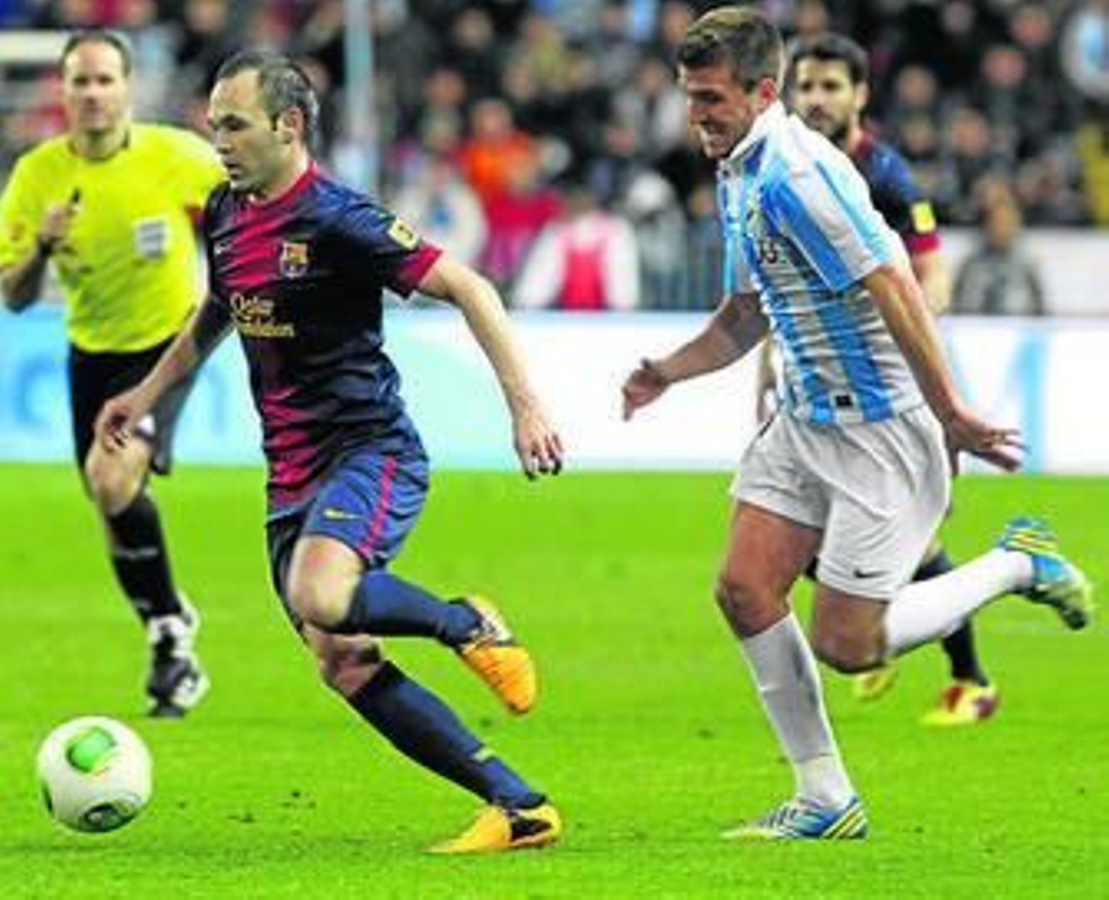 Camacho persigue a Iniesta en el partido de esta temporada con el Barcelona.