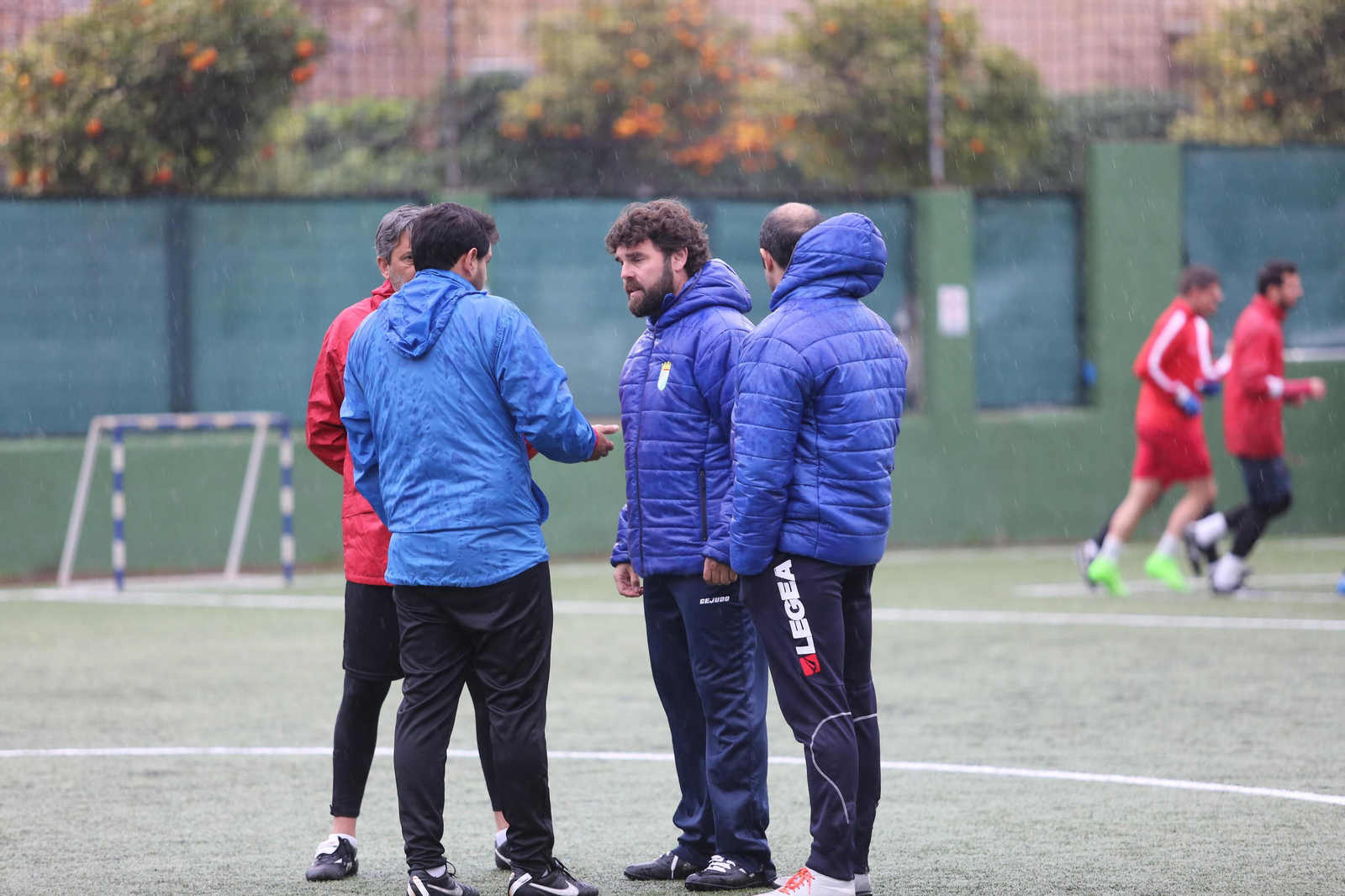 Juan Pedro Ramos conversa con el resto de su cuerpo técnico en un entrenamiento.