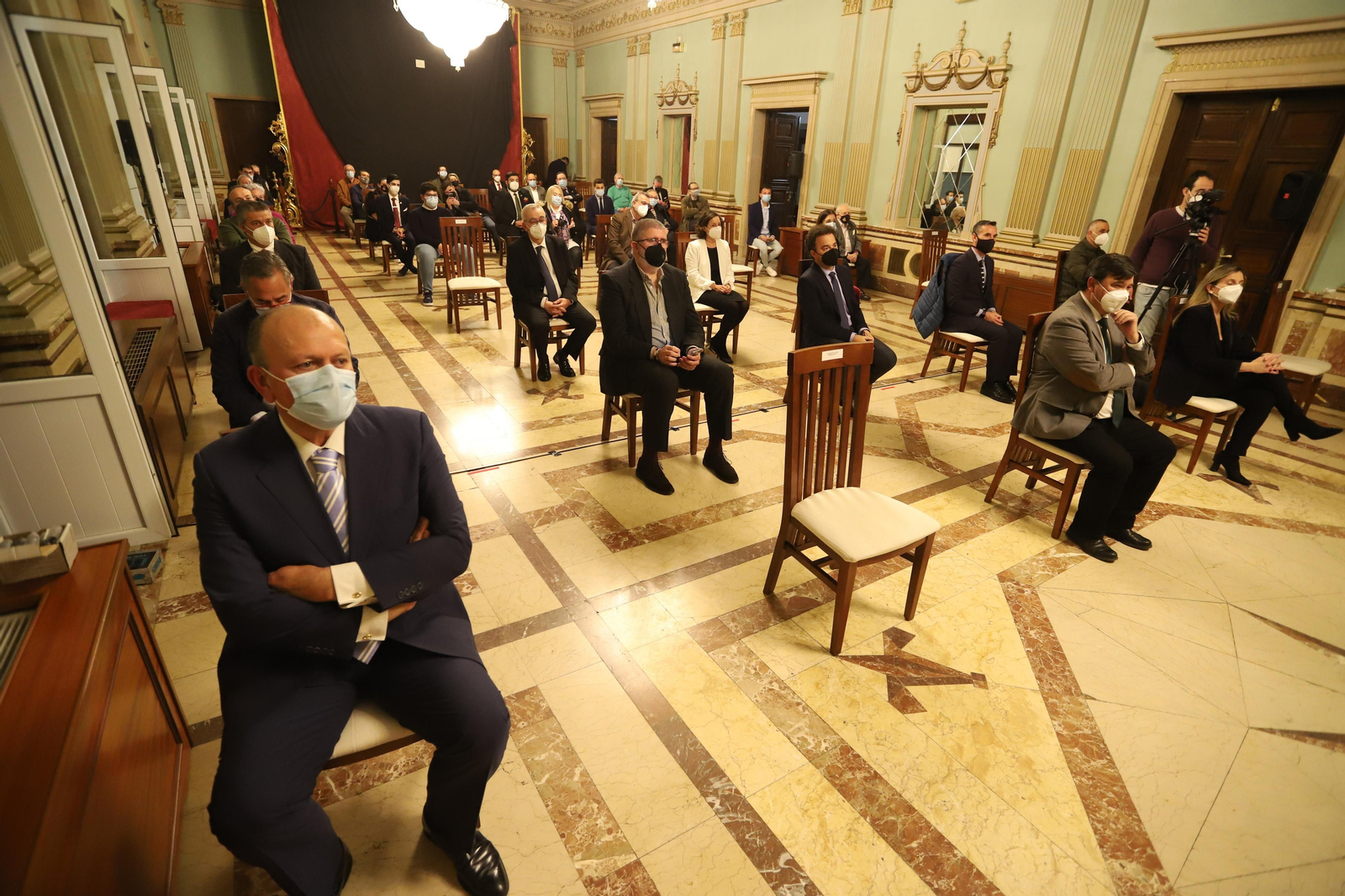 Imágenes de la presentación de la nueva saya y candelabros de cola de la Hermandad de Los Estudiantes.