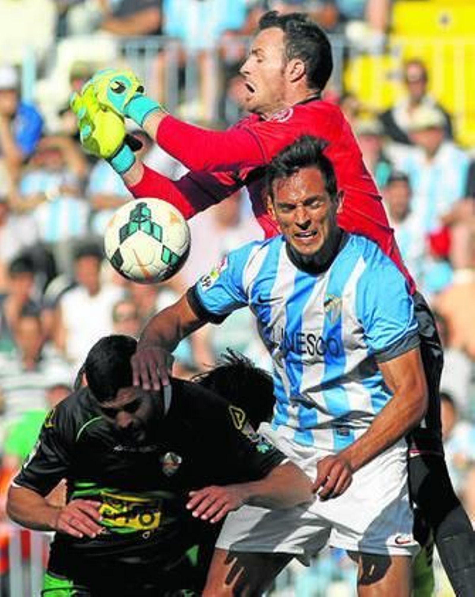 Choque múltiple entre Botía, Santa Cruz y Manu Herrera a la hora de disputar un centro al área del Elche.