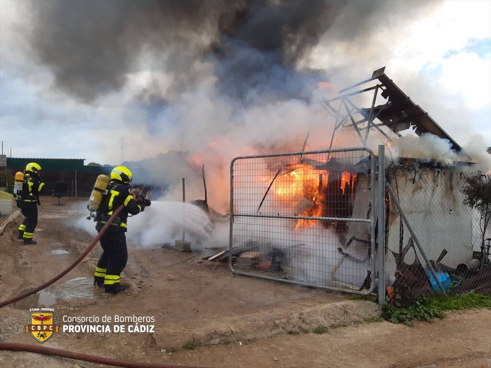Los bomberos,  en Estella del Marqués durante las tareas de extinción