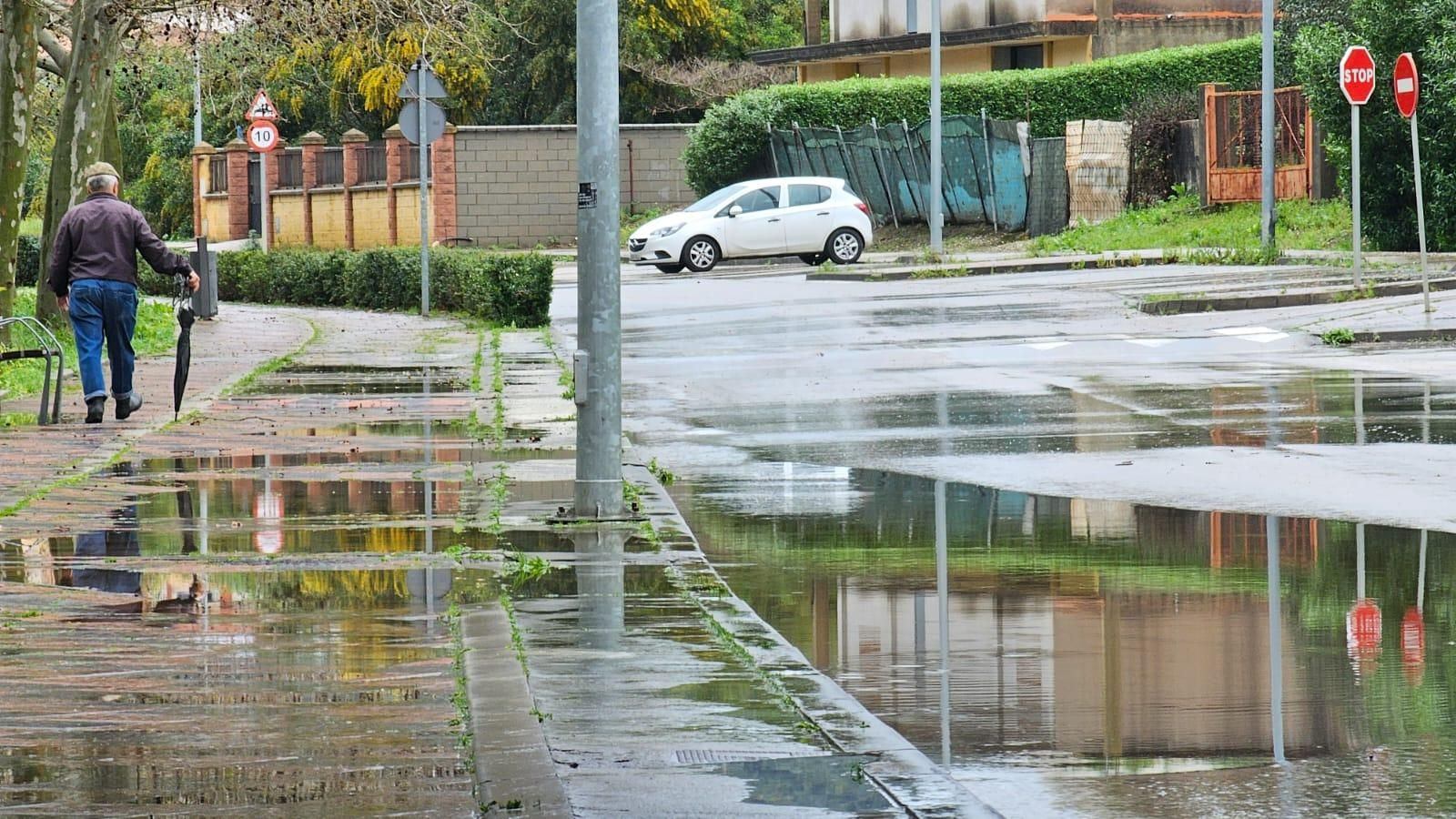 Agua acumulada en Los Barrios, este sábado por la mañana.