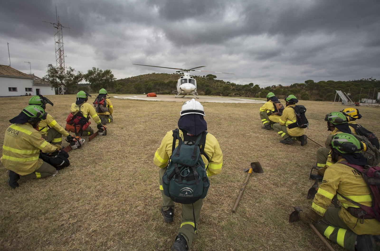 Ejercicio contra incendios en la base Brica de Madroñalejo, en Aznalcóllar