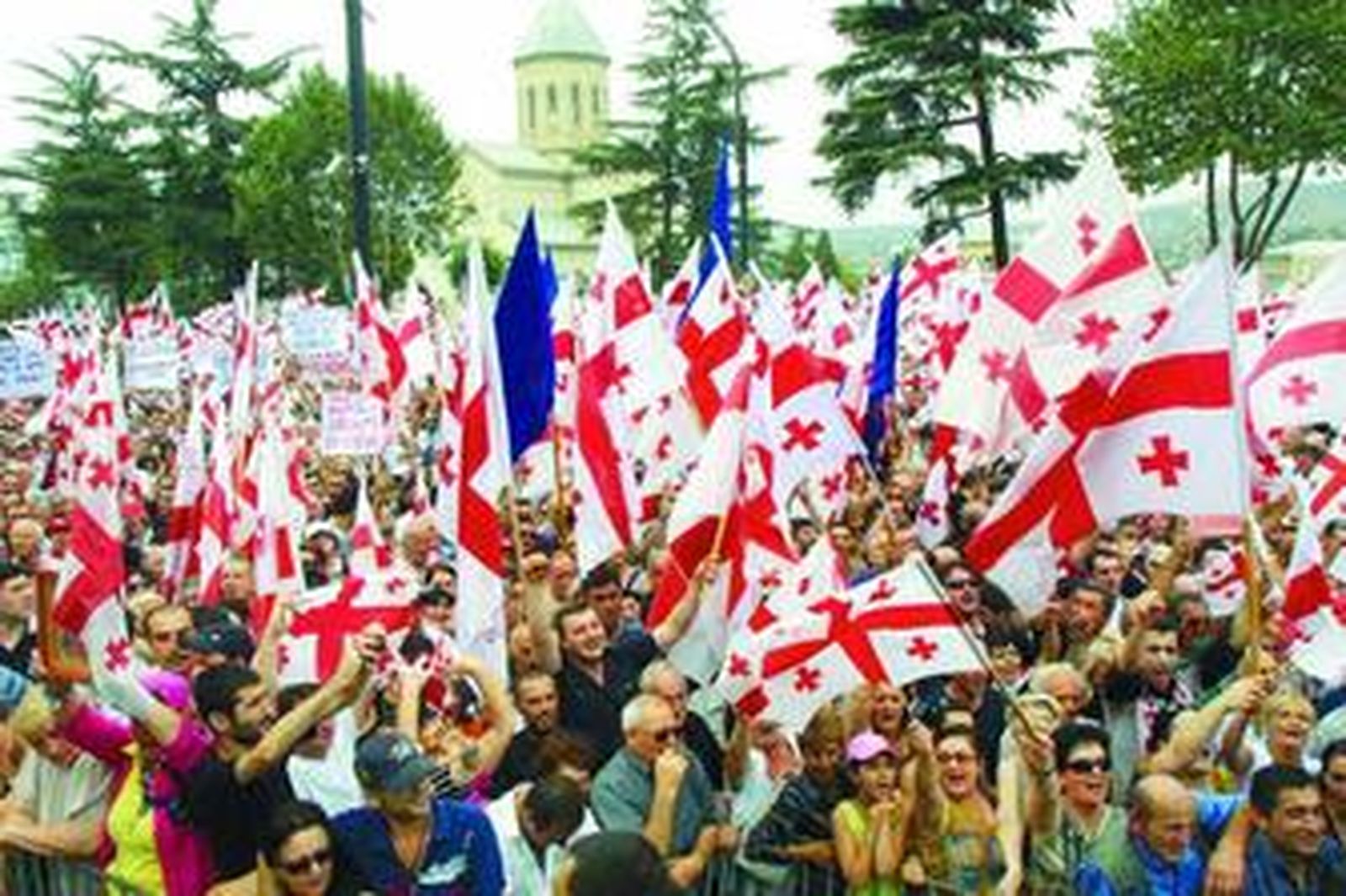 Miles de georgianos se manifestaron ayer en Tiflis para apoyar al presidente Saakashvili.