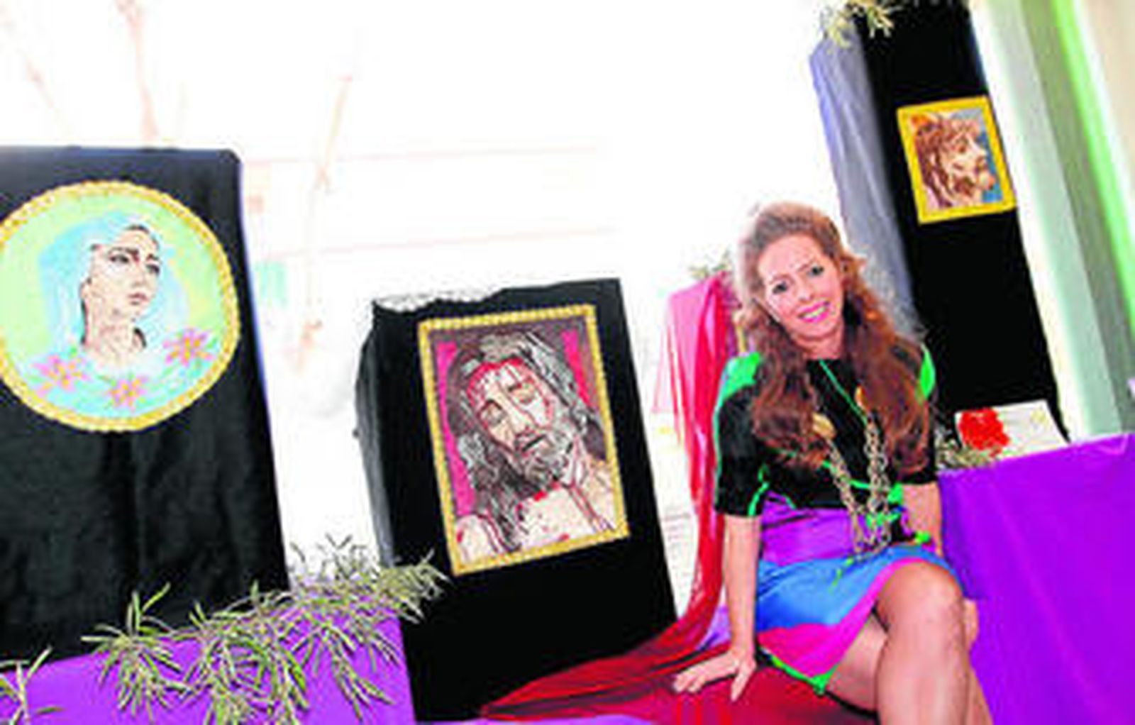 Ana Morel, con algunas de las imágenes pintadas a la aguja.