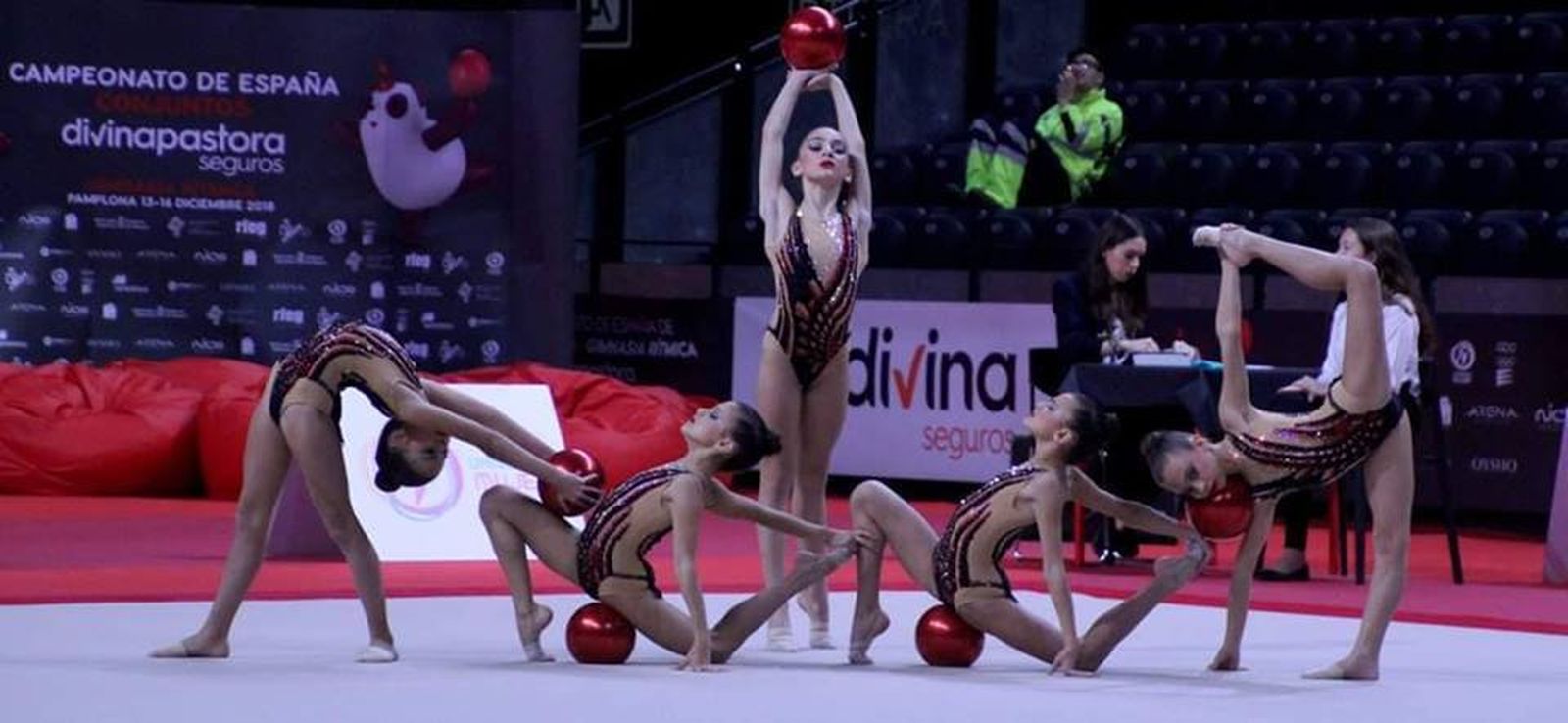 Conjunto alevín en la final por aparatos