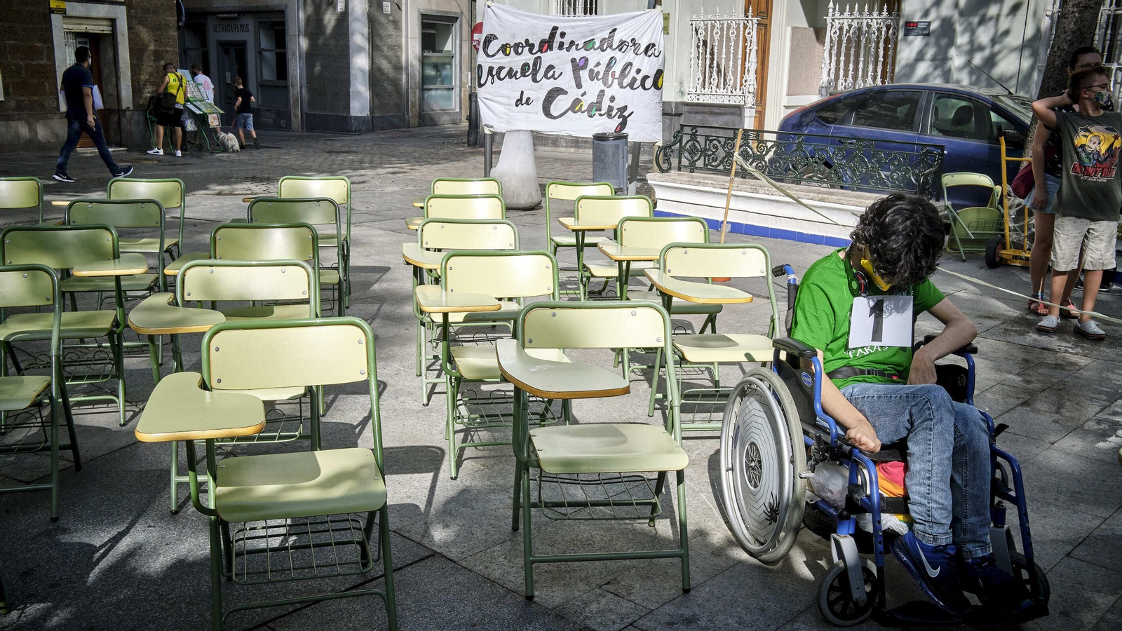 Aula escolar instalada en la plaza de Mina para intentar demostrar que si no se disminuye la ratio, no se cumple la distancia de seguridad entre los alumnos