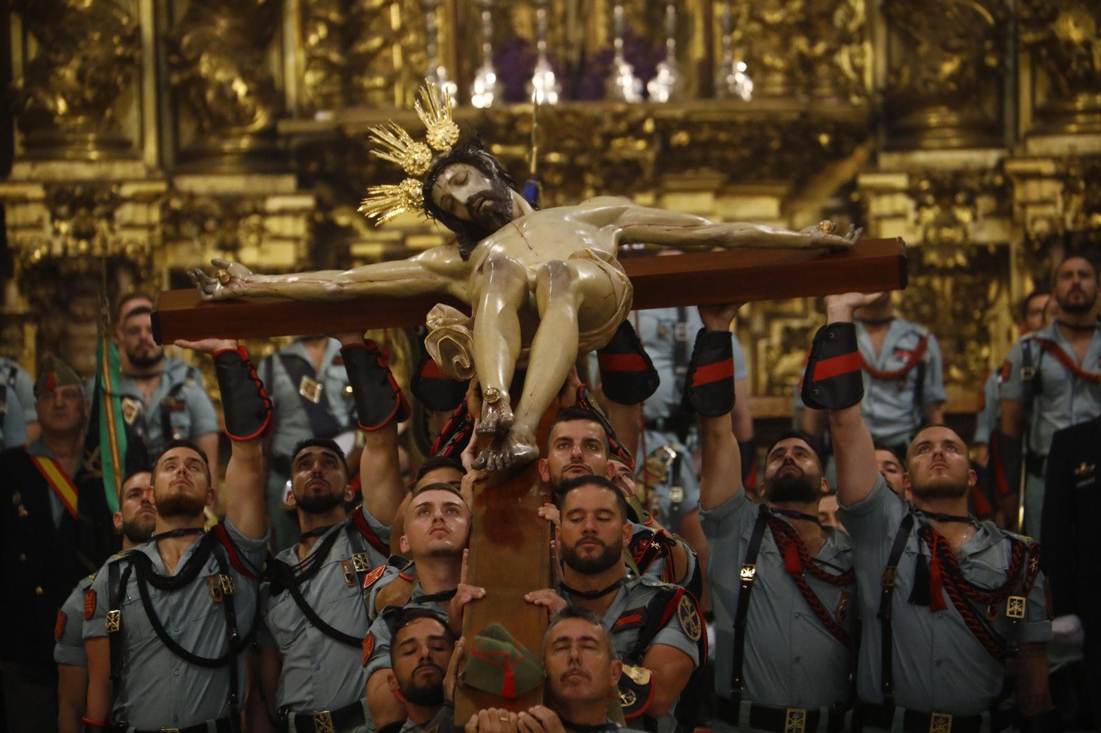 Las mejores imágenes del vía crucis de la Caridad de Córdoba con la Legión en este Viernes Santo