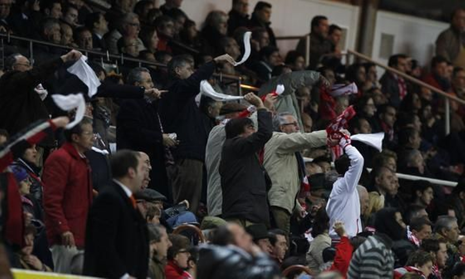 El Sevilla no puede remontar al Valencia en el Sánchez Pizjuán y queda eliminado de la Copa del Rey (2-1). / Antonio Pizarro