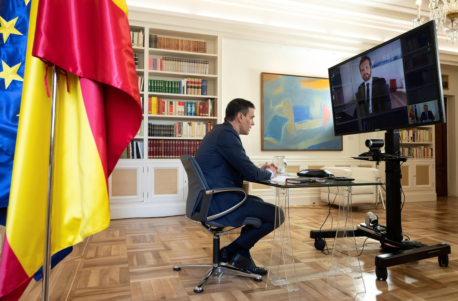 Pedro Sánchez durante la reunión que mantuvo por videoconferencia con Pablo Casado el pasado 20 de abril.