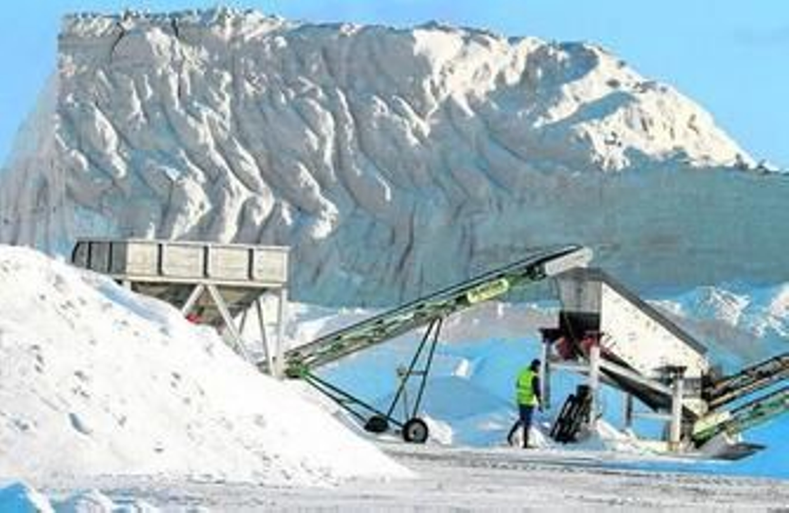 Toneladas de sal amontonadas en las instalaciones del Paraje Natural Marismas del Odiel, que están inmersas en el proceso de recogida del producto.