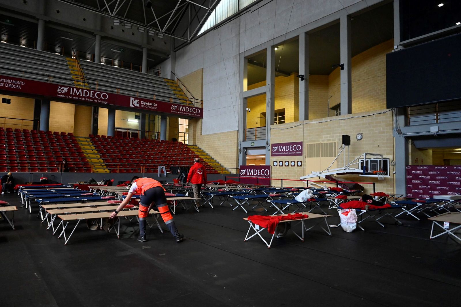 Decenas de desalojados de Córdoba por la crecida del Guadalquivir mantienen la incertidumbre desde Vista Alegre