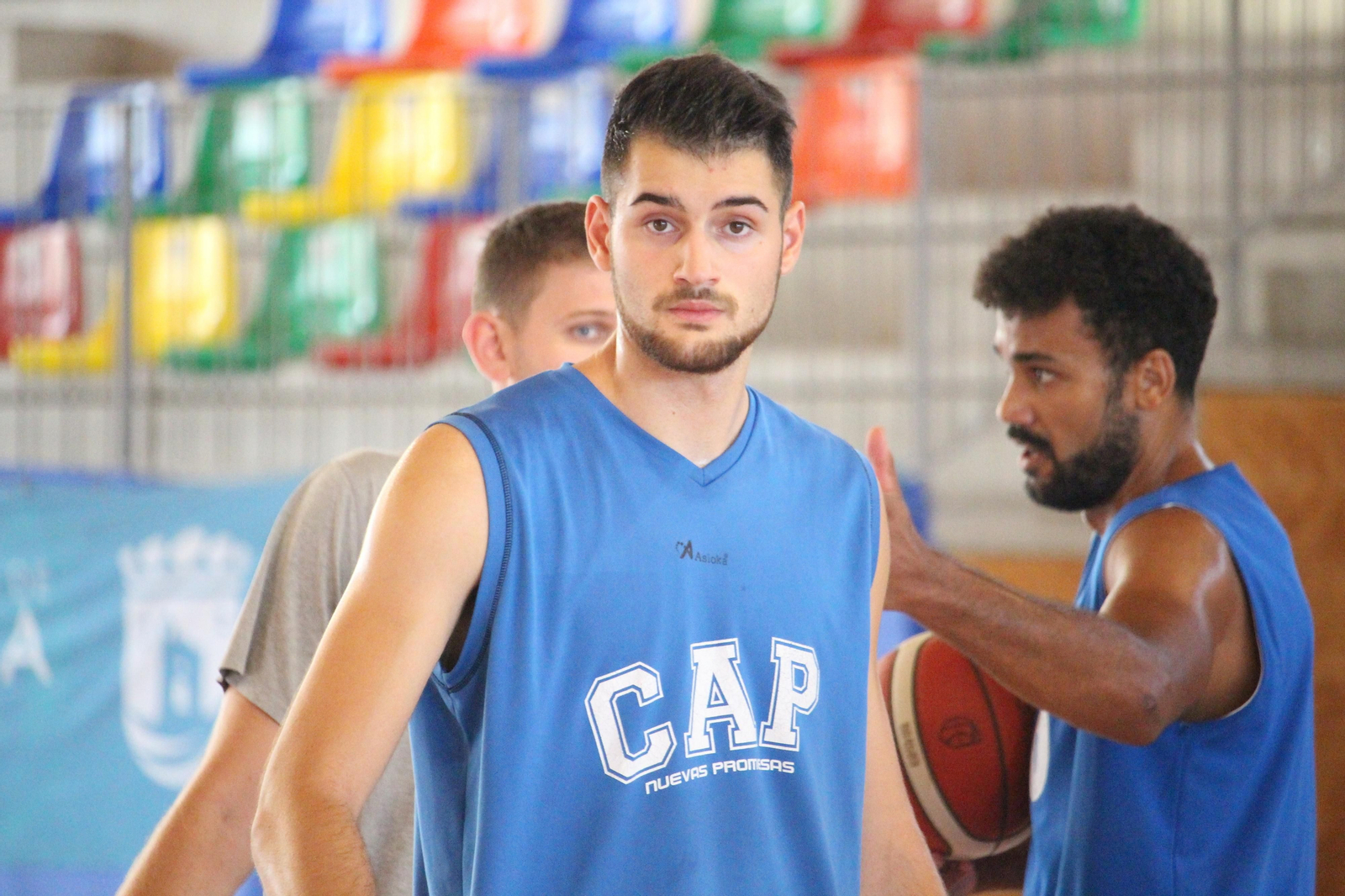 Adrián Latorre, en un entrenamiento en el pabellón Carlos Cabezas.