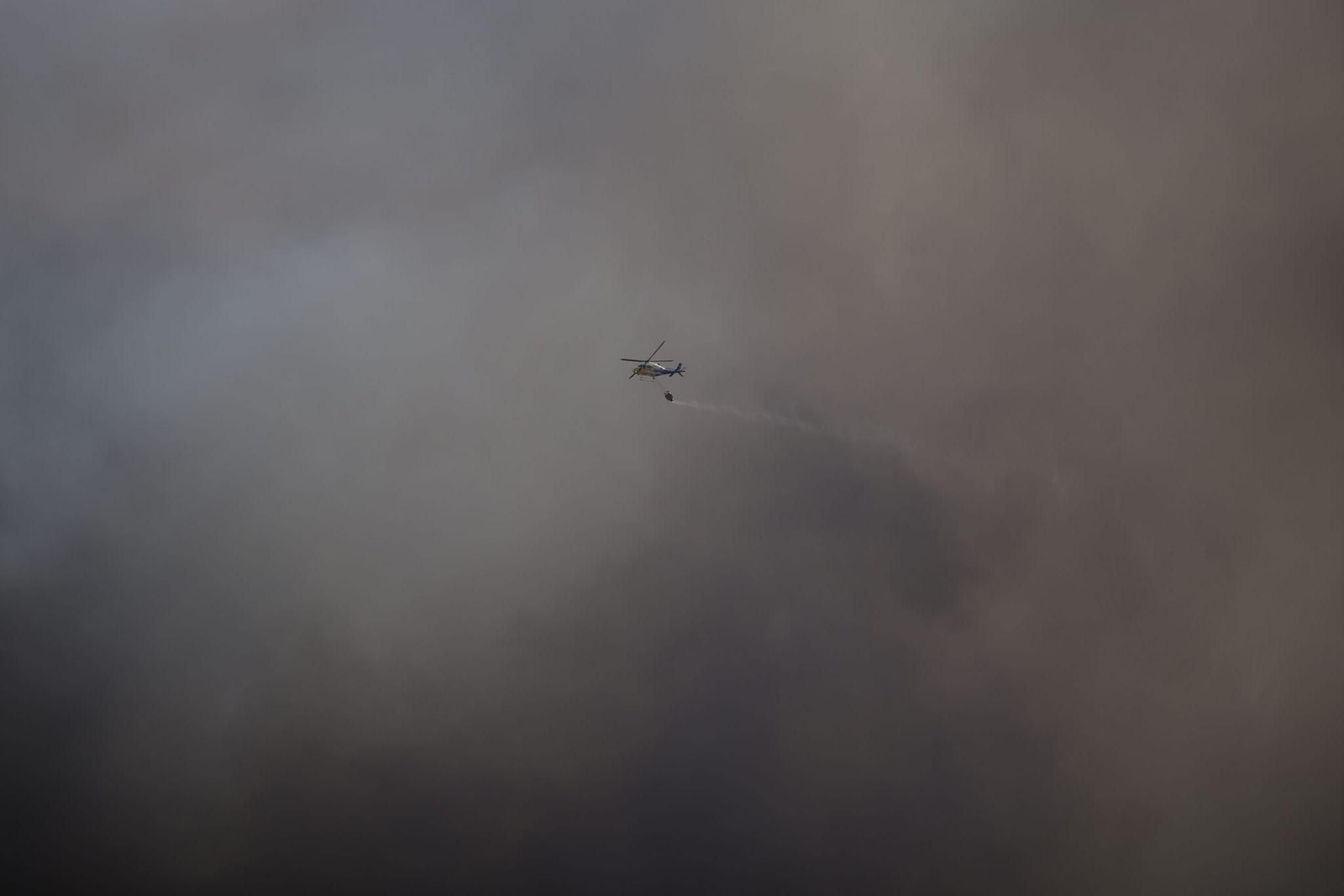 Las imágenes del incendio en Bonares en el que actúan cerca de 20 medios aéreos