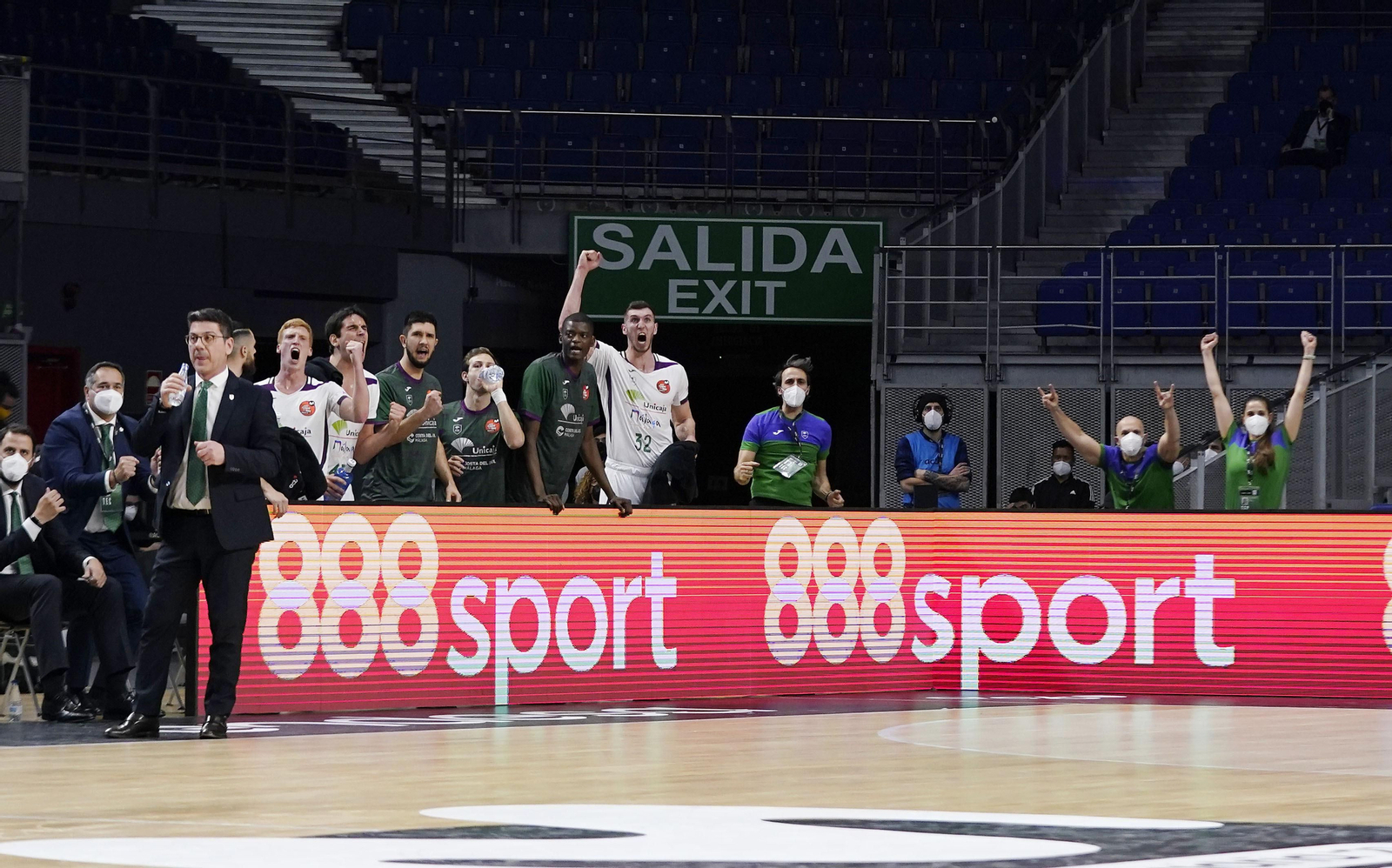 Los jugadores del Unicaja celebran.