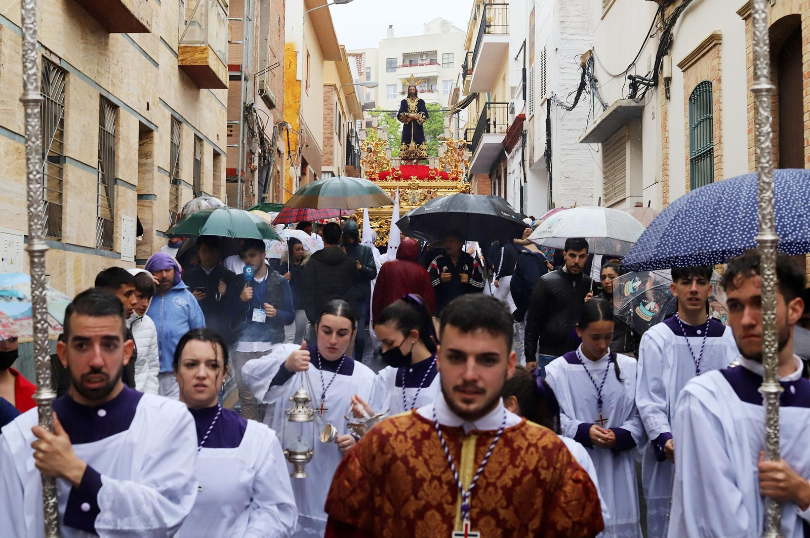 Imágenes de la procesión del Cautivo  bajo la lluvia en Huelva