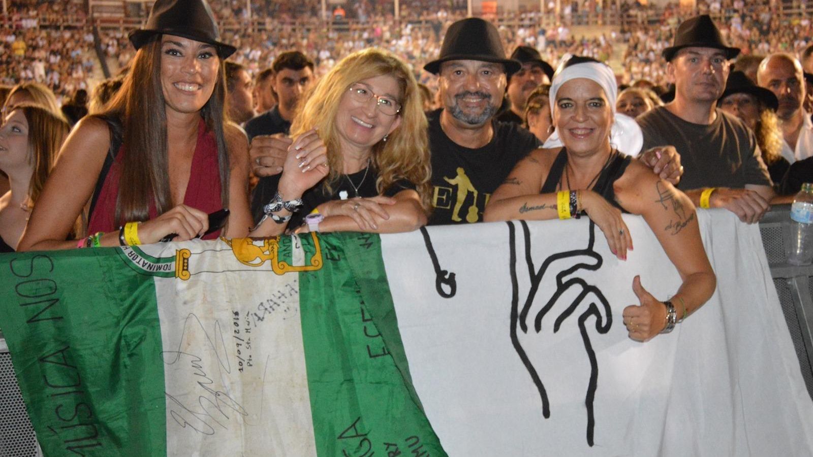 La bandera de Andalucía terminó después sobre los hombros de El Barrio.