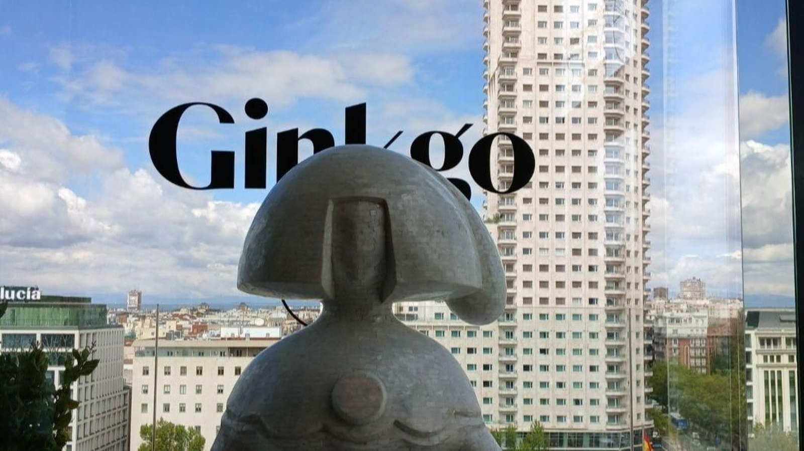 La Menina en la entrada de la terraza Ginkgo Sky Bar en el VP Plaza España Design