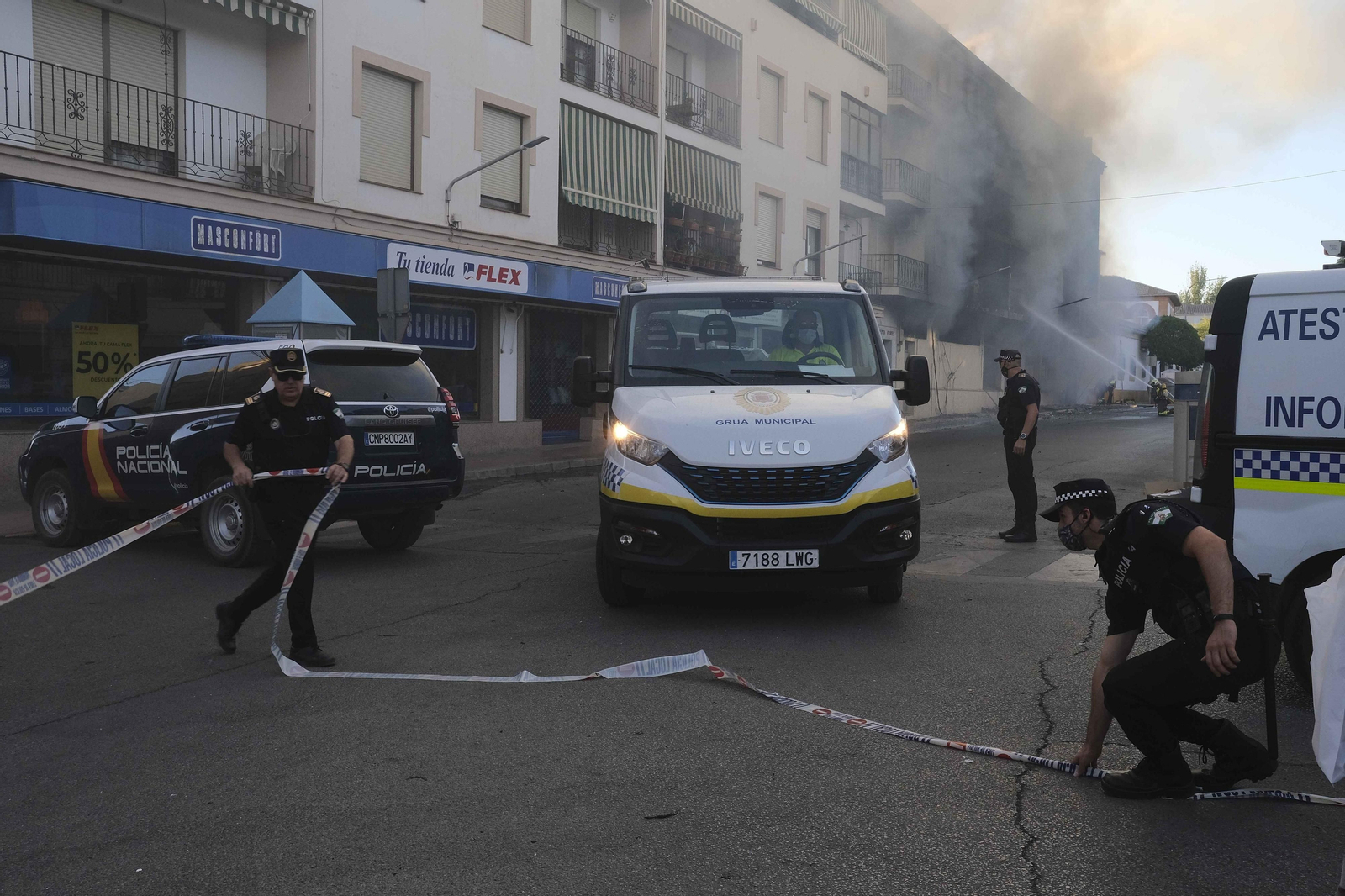 Incendio de un edificio de 18 viviendas en Ronda, en fotos