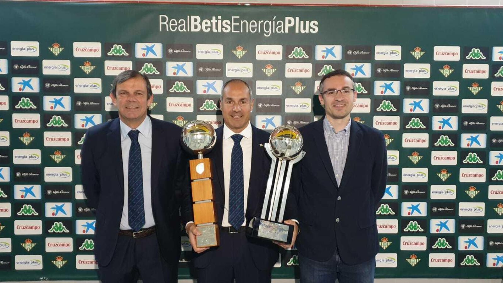 Juanma Rodríguez, Curro Segura y Asier Alonso osan con los trofeos de esta temporada.