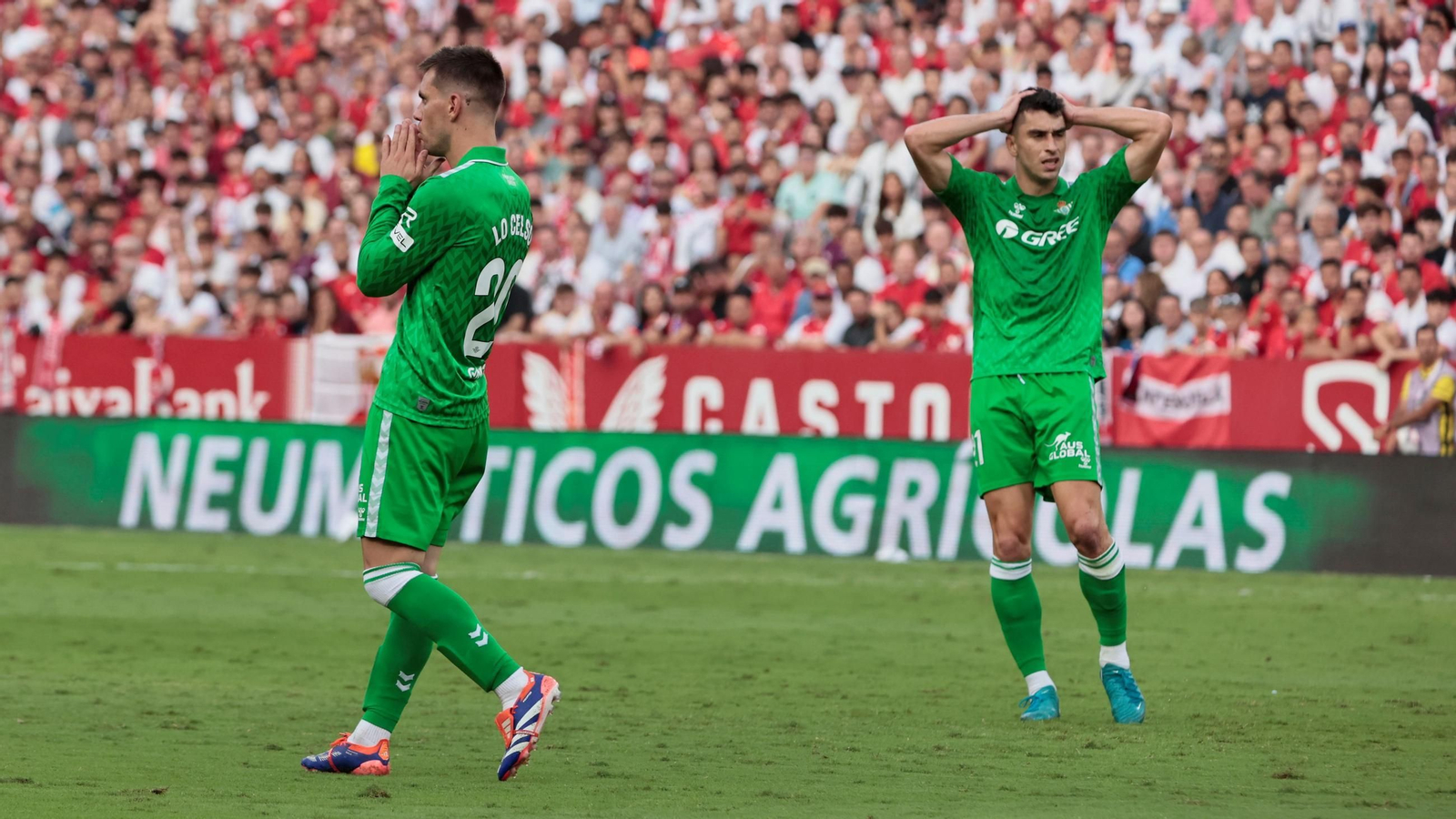Lo Celso y Marc Roca se lamentan por una ocasión.