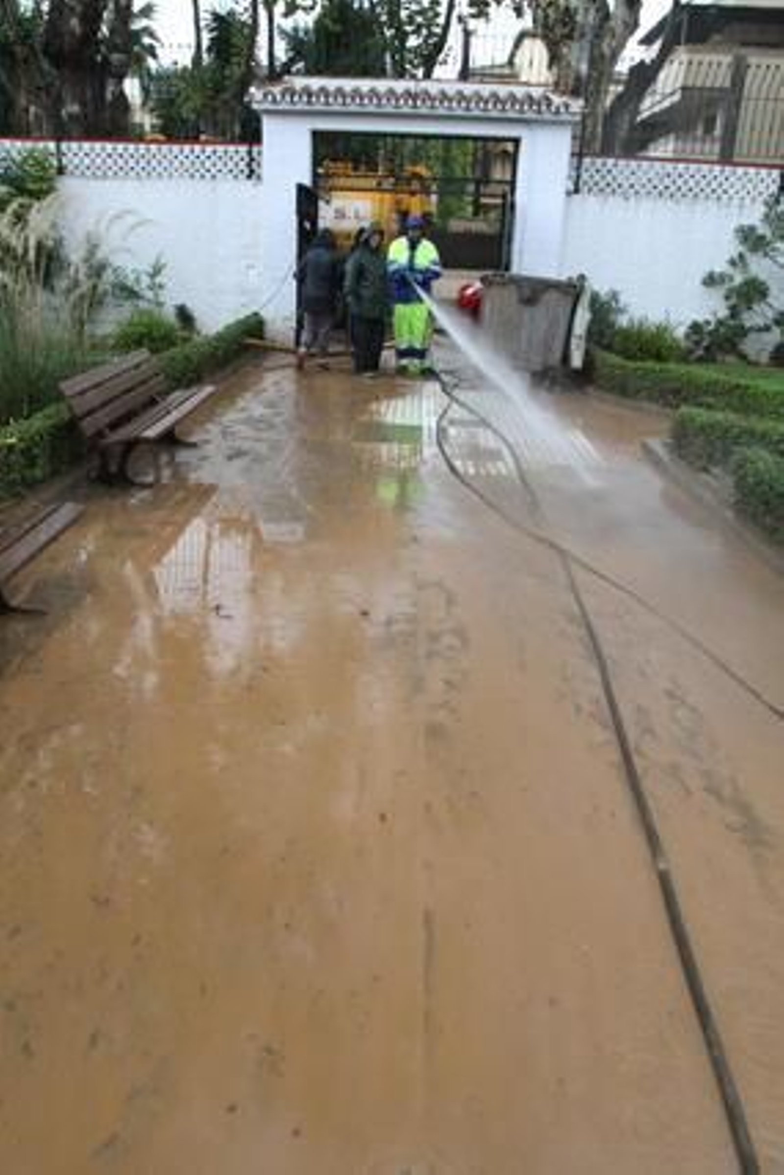 Málaga limpia el barro dejado por la tromba de agua del sábado
