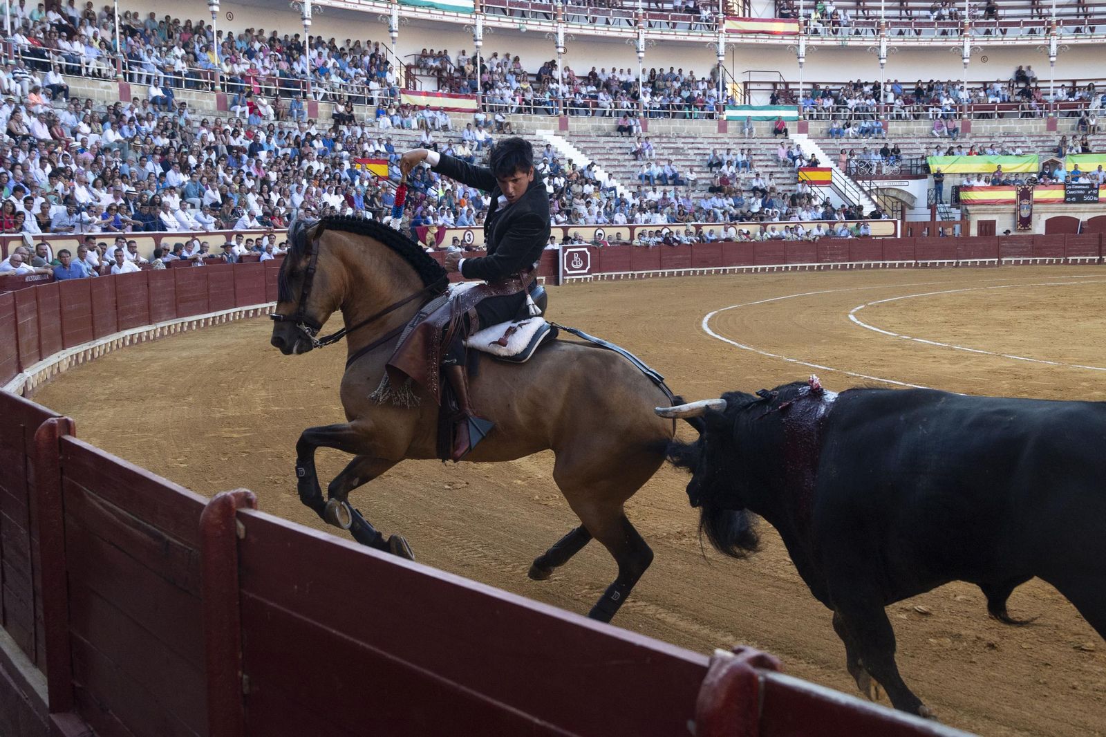 Las imágenes de la corrida de toros en El Puerto: puerta grande para Talavante