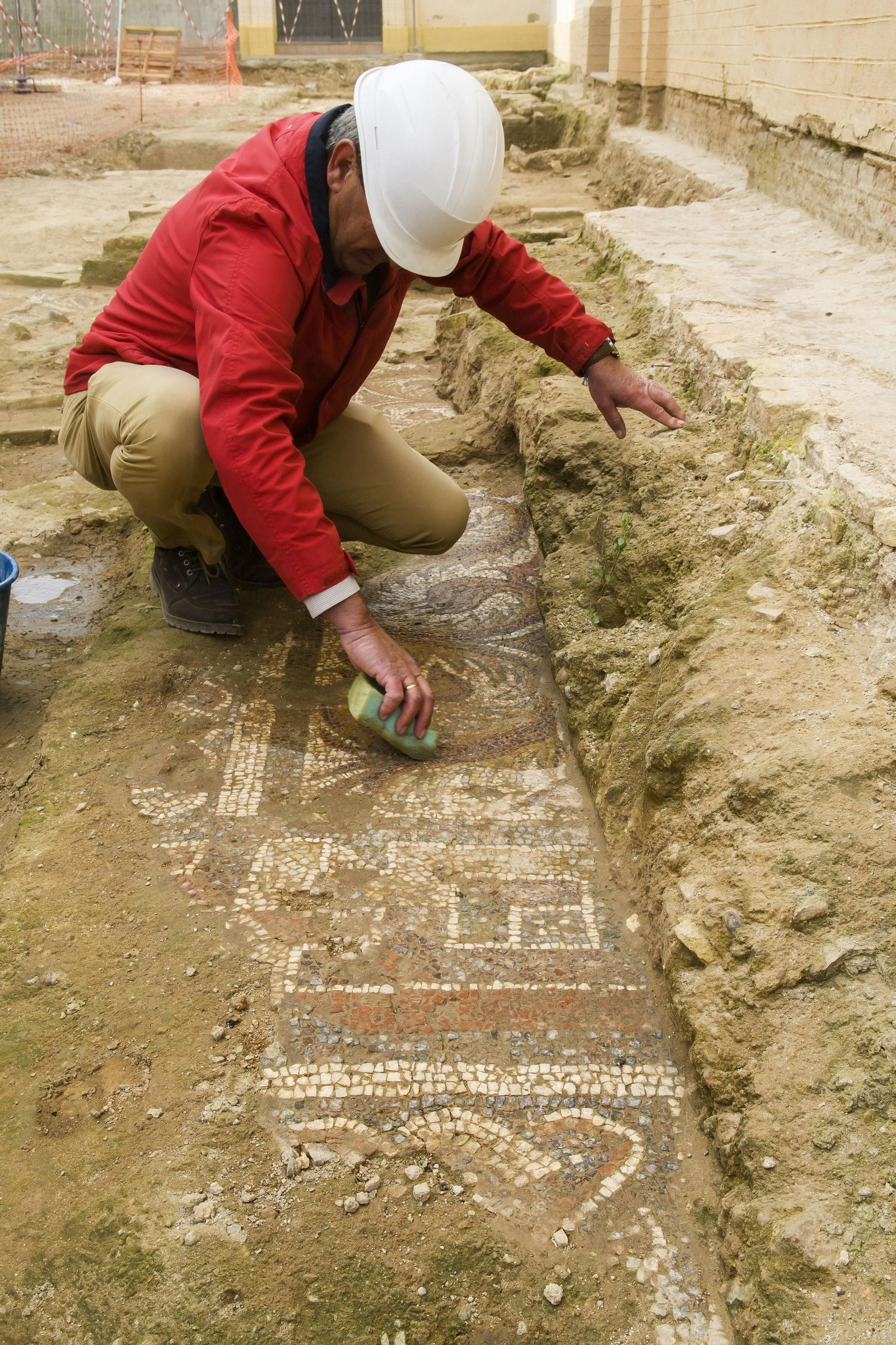 Los restos de muros antiguos excavados junto al mosaico reflejan el periodo de decadencia en el que se sumió el imperio.