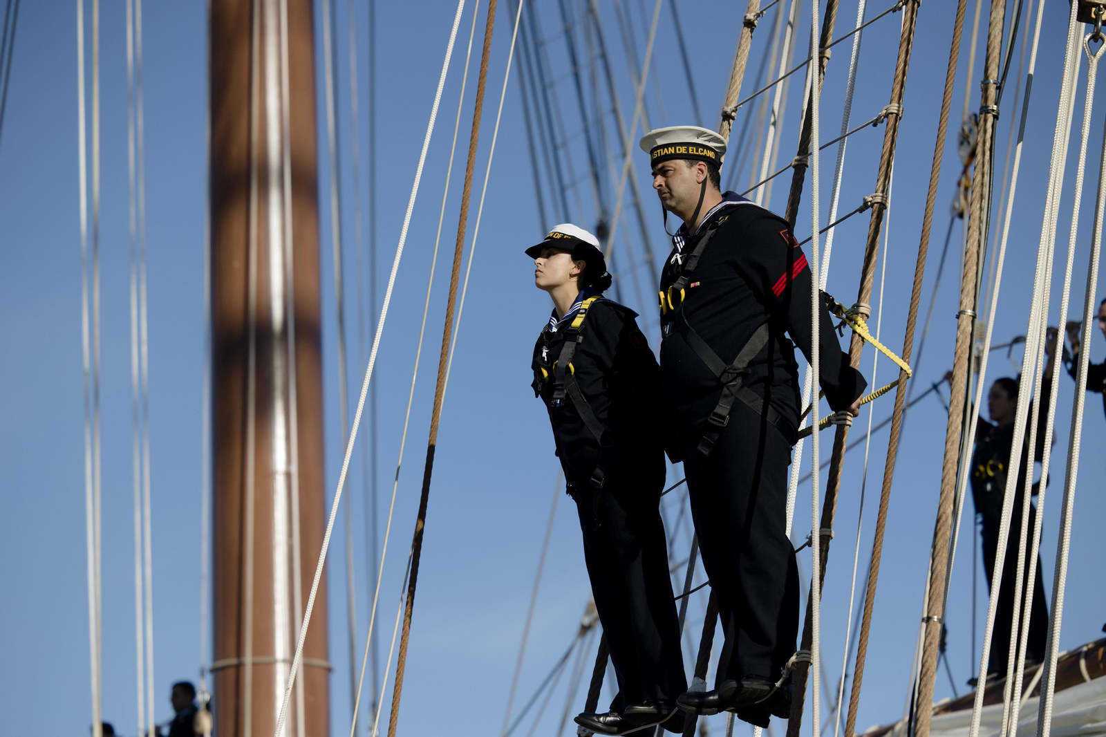 Las imágenes de la salida del buque  "Juan Sebastián de Elcano" del muelle de Cádiz.