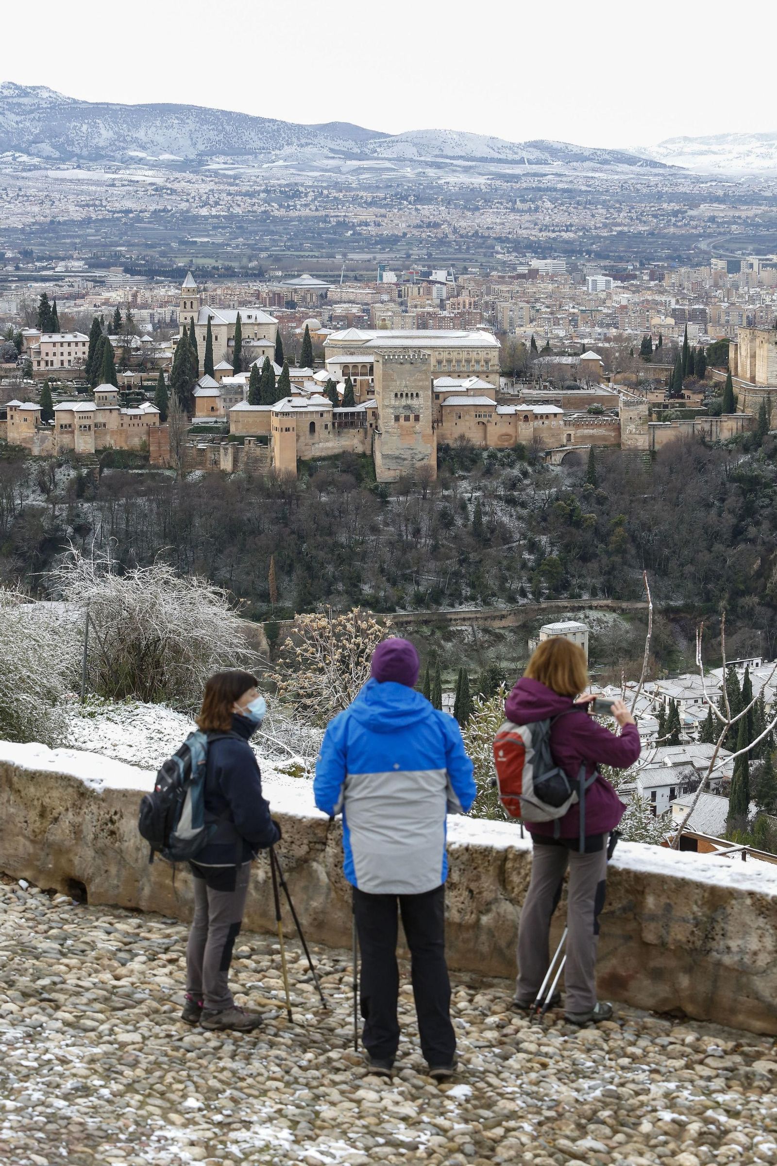 Fotos: la borrasca Filomena hace que Granada amanezca cubierta de nieve por primera vez este 2021