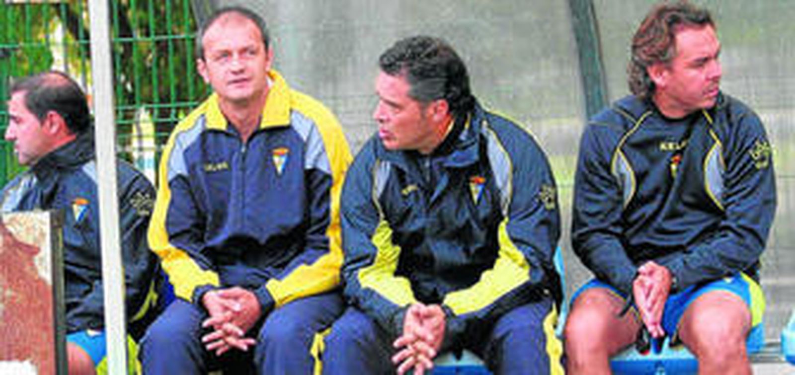 Risto Vidakovic, el domingo junto a Juan Ureña y Pepe Losada en el banquillo de la Ciudad Deportiva de Lucena.